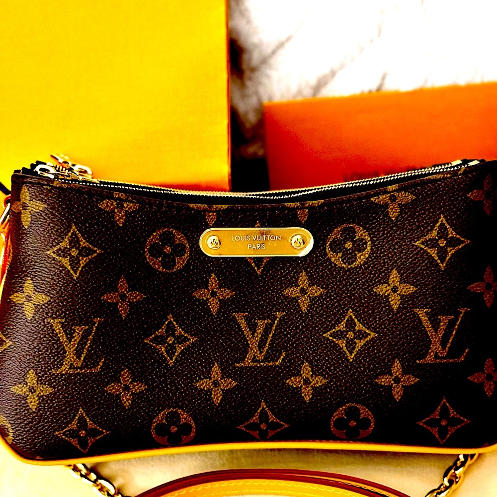 Louis Vuitton - Liv Pochette

9.6 x 5.3 x 2.6 inches
(Length x Height x Width)
